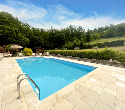 Dormire in agriturismo - Girolomoni piscina dell'agriturismo