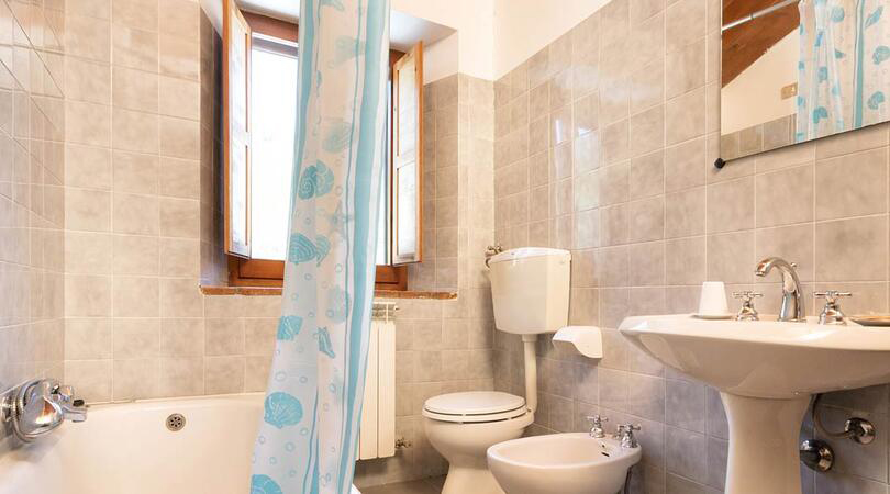 bagno della camera ciavardello dell'agriturismo