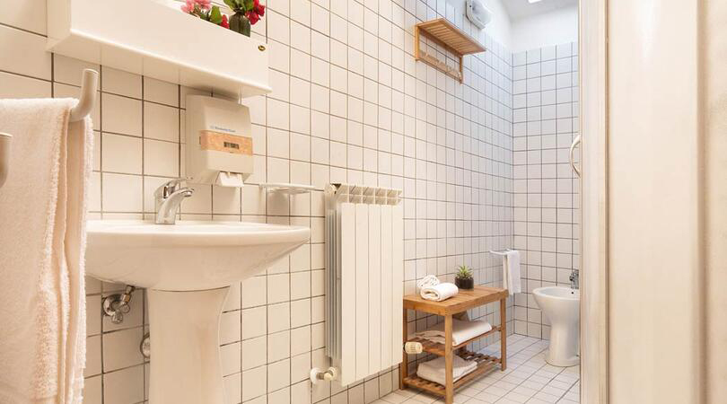 bagno della camera ginestra b&b girolomoni
